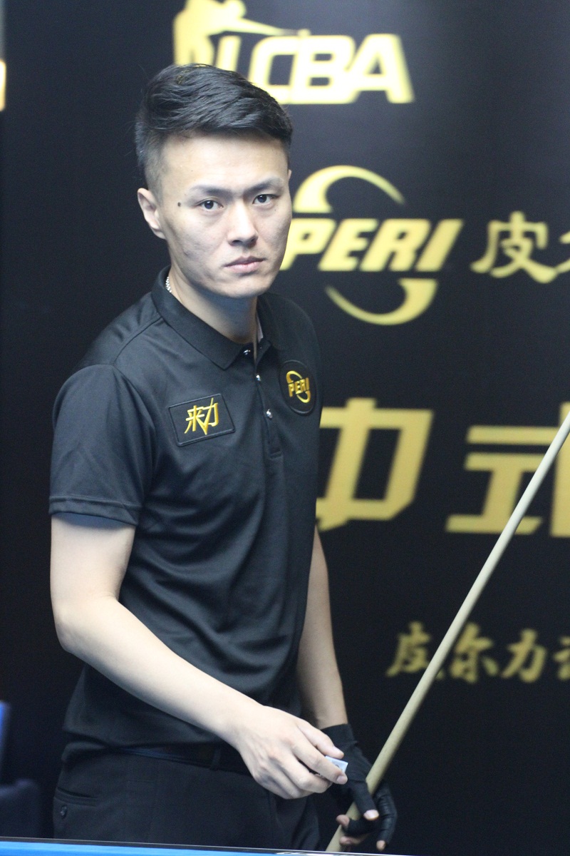 他在场上展 他在场上展